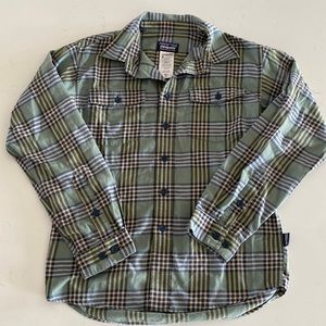 Patagonia Men’s lightweight flannel.